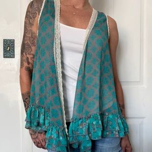 Size Large drape vest. Layer over anything.